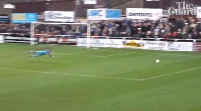 Klassikkovideo: Laukaus menee 20 metriä ohi – maalivahti peittää alakulman heittäytymällä