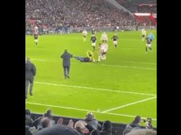 Video: PSV:n fani hyökkäsi Sevilla-veskari Marko Dmitrovicin kimppuun