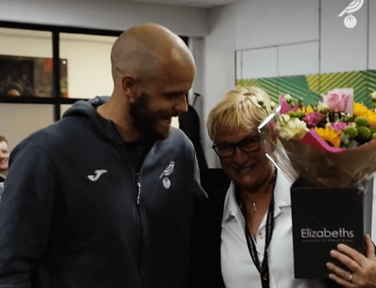 Video: Teemu Pukki vei kukkakimpun eläkkeelle jäävälle lipunmyyjälle