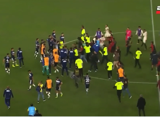 Video: Universitarion ja Gimnasian matsi päättyi kaoottiseen joukkotappeluun – maalivahdilta tyly hyppypotku selkään