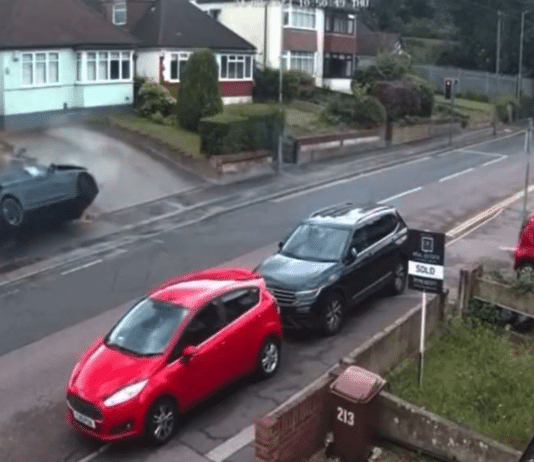 Video: Gillinghamin pelaajia auto-onnettomuudessa asuinalueella