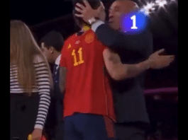 Video: Espanjan futispomo suuteli pelaajaa MM-kultamitalien jaossa