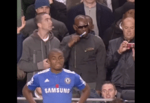 Klassikkovideo: Katsoja pesee muina miehinä hampaansa kesken Chelsea–ManU-ottelun