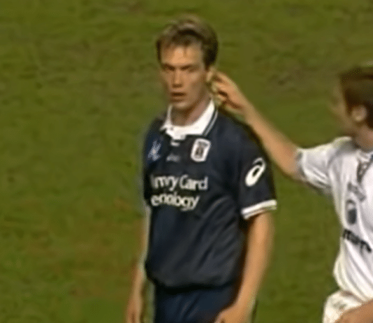 Video: Korvahipaisu pudottaa Bo Nielsenin – jalkapallohistorian noloin filmaus