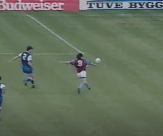 Klassikkovideo: Dean Saunders painaa ihanan roikkupallon yli 30 metristä maaliin