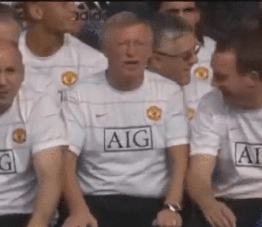 Klassikkovideo: Apuvalmentaja Mike Phelan säikäyttää Sir Alex Fergusonin ilmapallolla kesken matsin