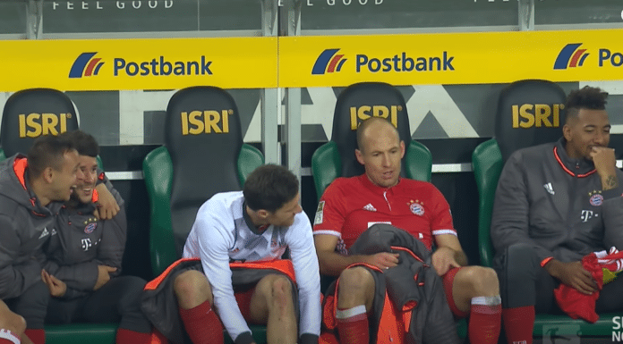 Video: Arjen Robben kiukuttelee joutuessaan vaihtoon – vaihtopenkki repeilee täysillä