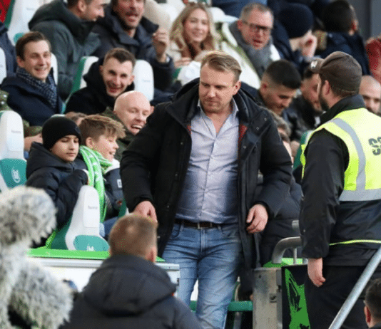 Klassikkovideo: Avustava erotuomari loukkaantuu – katsomosta löydetty piirisarjatuomari apuun