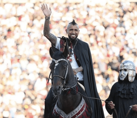 Klassikkovideo: Arturo Vidal palaa Colo-Coloon – helikopterilla stadionille ja hevosella ympäri kenttää