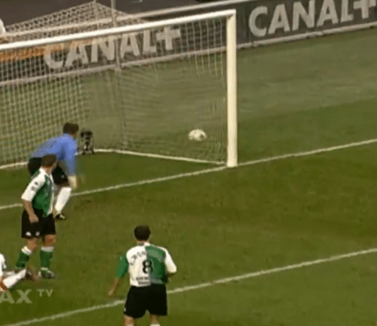 Video: Rafael van der Vaart painaa eeppisen hyppytakavasaramaalin Ajaxille 2003