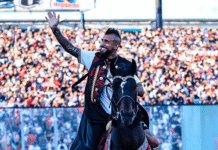 Klassikkovideo: Arturo Vidal palaa Colo-Coloon – helikopterilla stadionille ja hevosella kentän ympäri