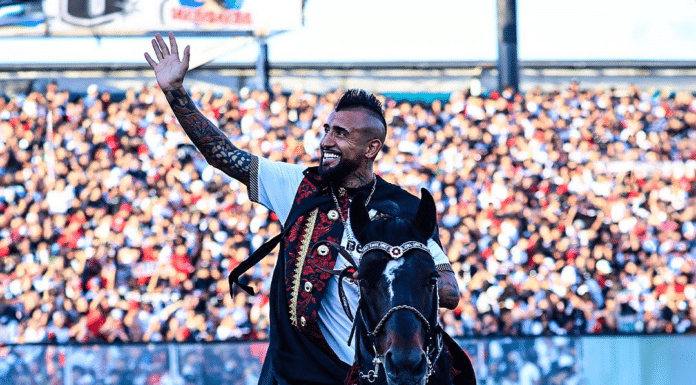 Klassikkovideo: Arturo Vidal palaa Colo-Coloon – helikopterilla stadionille ja hevosella kentän ympäri