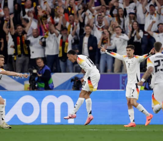 Saksalta uskomaton ylijuoksu EM-avauksessa – Skottipakki suihkuun karmealla taklauksella