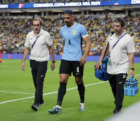 Barcelona-puolustaja Araújo leikkaukseen Turkuun