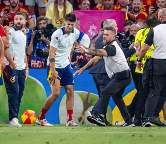 Video: Katsoja juoksi kentälle ja järkkäri sukitti vahingossa Alvaro Morataa – nähdäänkö miestä finaalissa