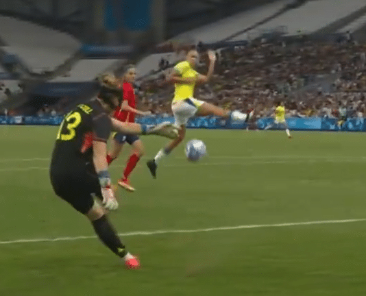 Video: Karmea moka olympialaisissa – veskari kiskaisi pallon puolustajan kautta omaan rysään