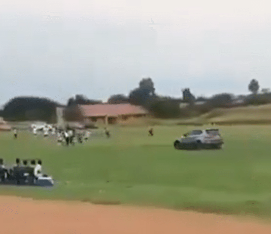 Klassikkovideo: Suivaantunut katsoja yrittää ajaa autollaan erotuomarin yli Etelä-Afrikan divarissa