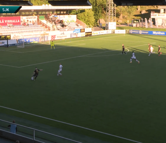 Video: SJK:n Rasmus Karjalainen teki räikeän paitsiomaalin – nimesi itsensä ”VARjalaiseksi”