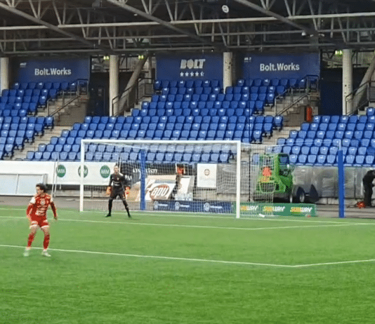 Klassikkovideo: Hitsaaja painaa pyyteetöntä duunia kesken Kakkosen ottelun Bolt Arenalla