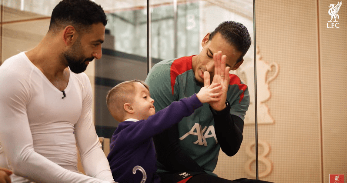 Hellyttävä video: Virgil van Dijk ja Mo Salah yllättivät pienen Liverpool-fanin