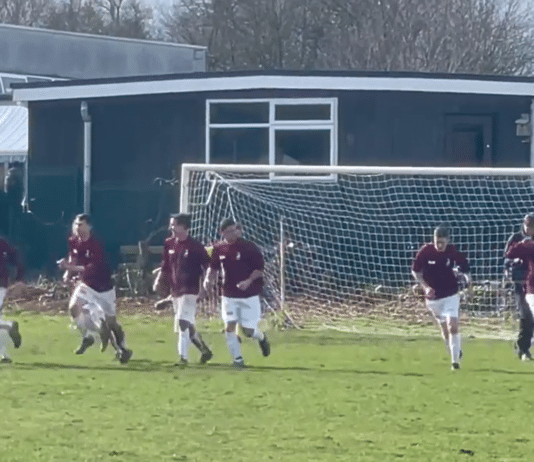 Klassikkovideo: Roberto Carlos tekee maalin Englannin Sunnuntailiigassa keväällä 2022