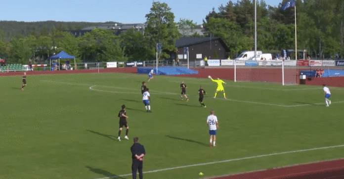 Video: SalPa-maalivahti Lauri Vetri sai punaisen kortin – otti rutiinitorjunnan rankkarialueen ulkopuolella