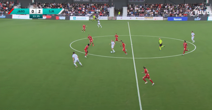 Video: FF Jaron puolustus oli reikäjuustoa – SJK:n Kasper Paananen hölkkäsi läpiajoon keskiympyrästä