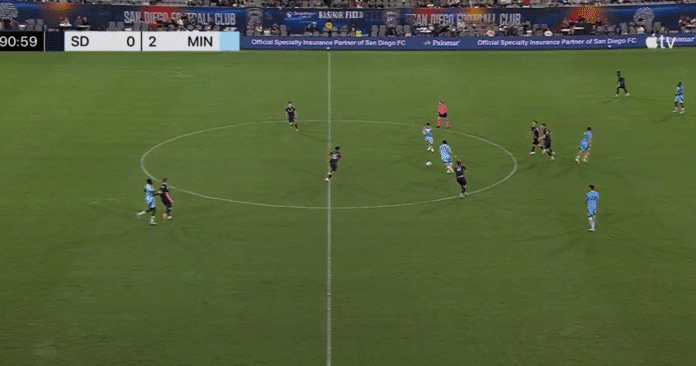 Video: Nectarios Triantis laukoi eeppisen upean maalin yli puolesta kentästä MLS:ssä