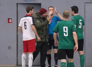 Klassikkovideo: Pelaaja taklataan ovea päin – oven takaa saapuu vihainen mies, joka heitetään ulos