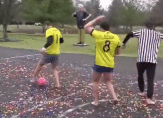 Video: Täysin absurdi lajikokeilu – futista keilapallolla legojen päällä ilman kenkiä