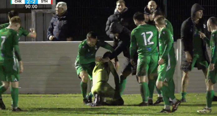 Video: Maalivahti laukoi tasoitusmaalin volleylla yläpesään 97. minuutilla Englannin aladivarissa