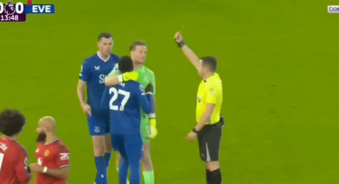 Video: Evertonin Idrissa Gueye löi joukkuetoveriaan ja lensi suihkuun Valioliigassa