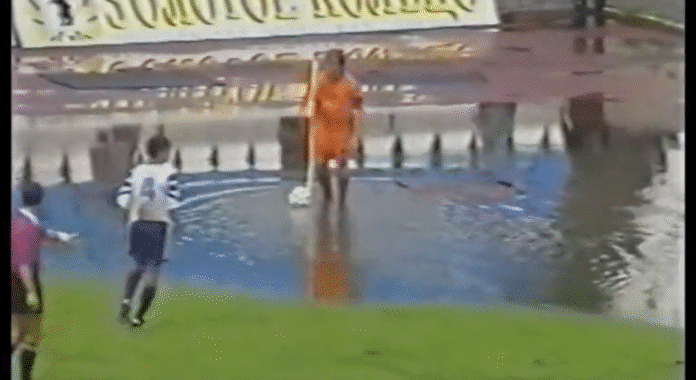 Klassikkovideo: Gaizka Mendieta antaa kulmapotkun valtavasta vesilätäköstä