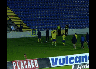 Video: Yksi Aroucan fani matkusti vierasmatsiin – pelaajat kävivät halaamassa pelin jälkeen