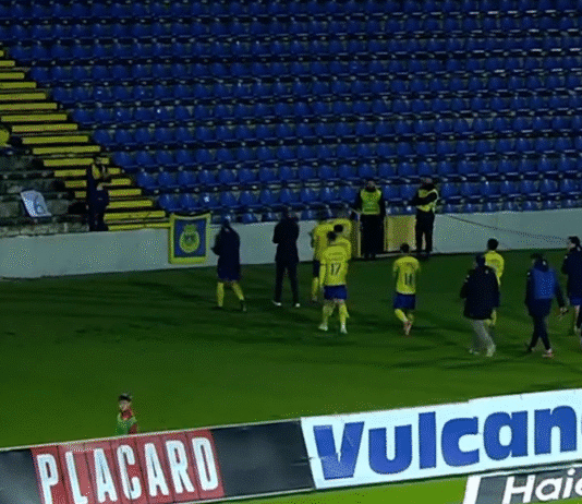 Video: Yksi Aroucan fani matkusti vierasmatsiin – pelaajat kävivät halaamassa pelin jälkeen