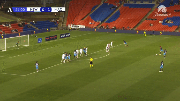 Video: Eli Adams painoi loisteliaan vaparimaalin tuulisella kelillä Australian pääsarjassa