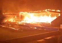 FC Hakan kotistadionilla raju tulipalo – päätykatsomo tuhoutunut