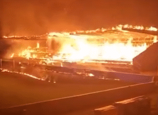 FC Hakan kotistadionilla raju tulipalo – päätykatsomo tuhoutunut