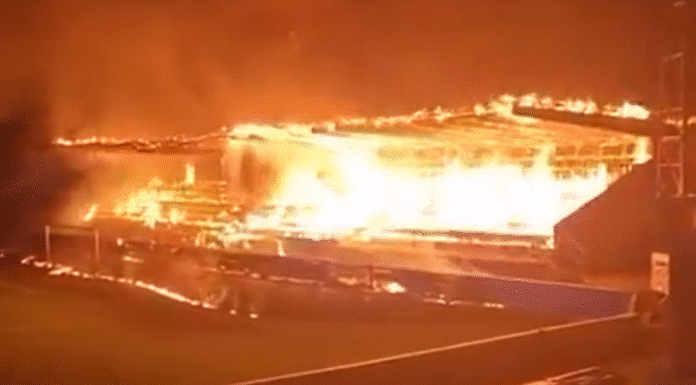 FC Hakan kotistadionilla raju tulipalo – päätykatsomo tuhoutunut