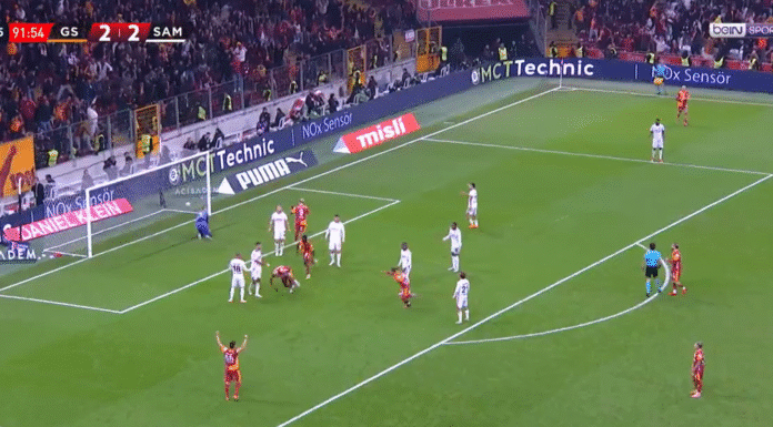 Video: Galatasarayn Victor Osimhen pamautti saksipotkulla voittomaalin lisäajalla