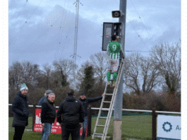 Pelikentän valot hajosivat Englannin aladivarissa – sähköasentaja-pelaaja ryhtyi töihin
