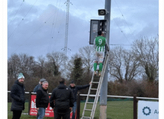 Pelikentän valot hajosivat Englannin aladivarissa – sähköasentaja-pelaaja ryhtyi töihin