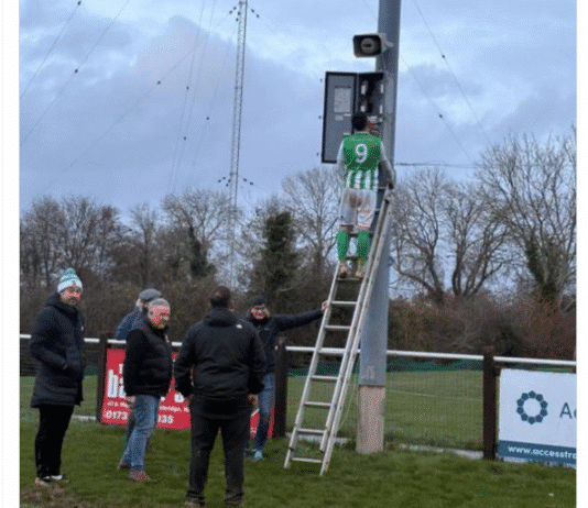 Kotikentän valot hajosivat Englannin aladivarissa – sähköasentaja-pelaaja ryhtyi töihin