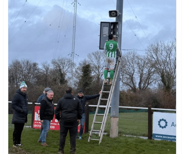 Englannin aladivarissa stadionin valot hajosivat – sähköasentaja-pelaaja ryhtyi töihin