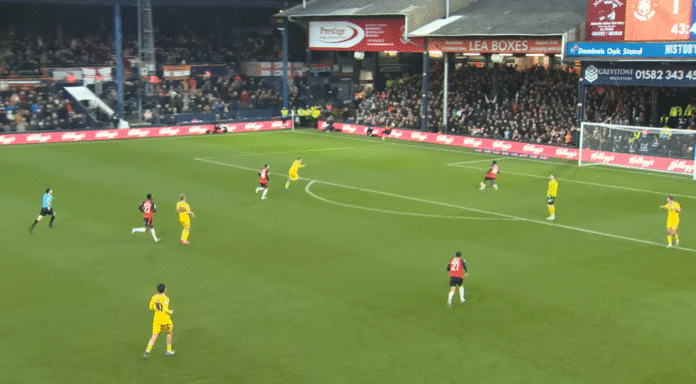 Video: Wycombe-puolustukselta myöhäinen joululahja – Lutonin Gideon Kodua teki helpon maalin