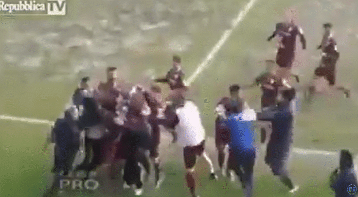 Klassikkovideo: Pelaaja tekee maalin 70 metristä liukutaklauksella Italian aladivarissa