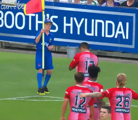 Video: Tim Cahill tekee maalin – yllättäen pallopoika pilaa tavaramerkkituuletuksen 2016