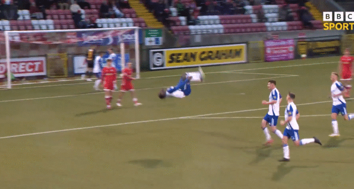 Video: Pohjois-Irlannin Valioliigassa nähtiin upea maali ja akrobaattinen tuuletus