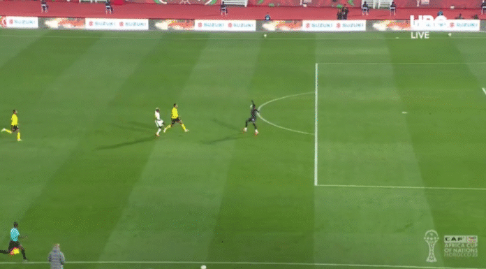 Video: Ugandan varaveskari otti järjettömän punaisen – ehti olla kentällä vain 10 minuuttia