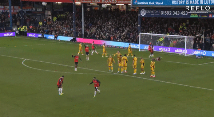 Video: Luton Townin Cohen Bramall laukoi kuvankauniin vaparimaalin Englannin Ykkösliigassa